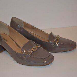 Tahari Mason Pump Taupe Grey Patent Leather Chain Accent Heeled Loafers Size 8M